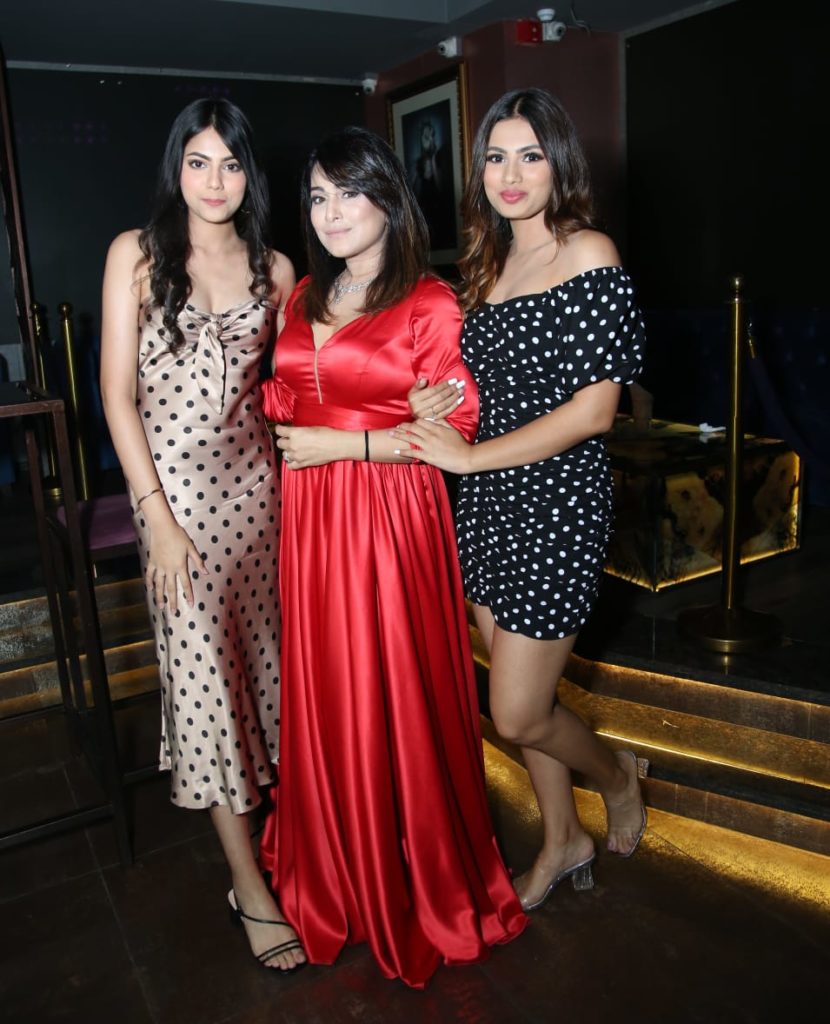 Hegde Sisters - Aashna & Khushi team up with Mika Singh for ‘Soni Gujarat Ni’ (1)