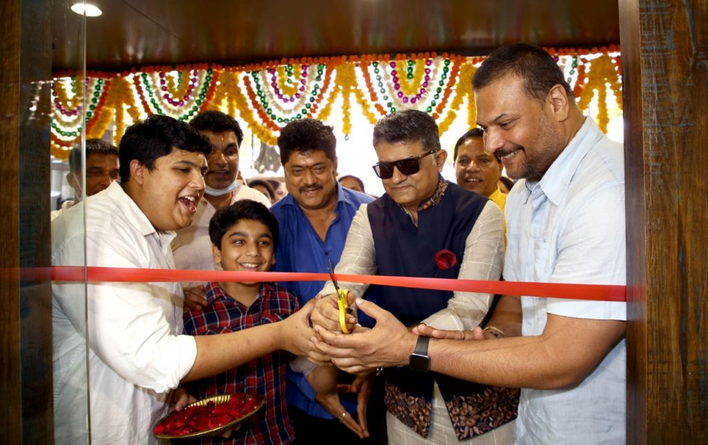 Gajraj Rao , Daya Shetty came at inauguration of Niranjan B Bhandary's Fab Cut unisex Salon in Oshiwara Andheri West